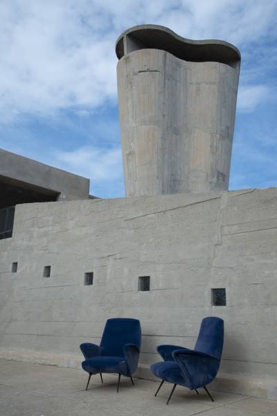 Paire de fauteuils italiens, années 50, pieds compas, restaurés en velours Kvadrat, chez Maison Mirbel au Corbusier à Marseille