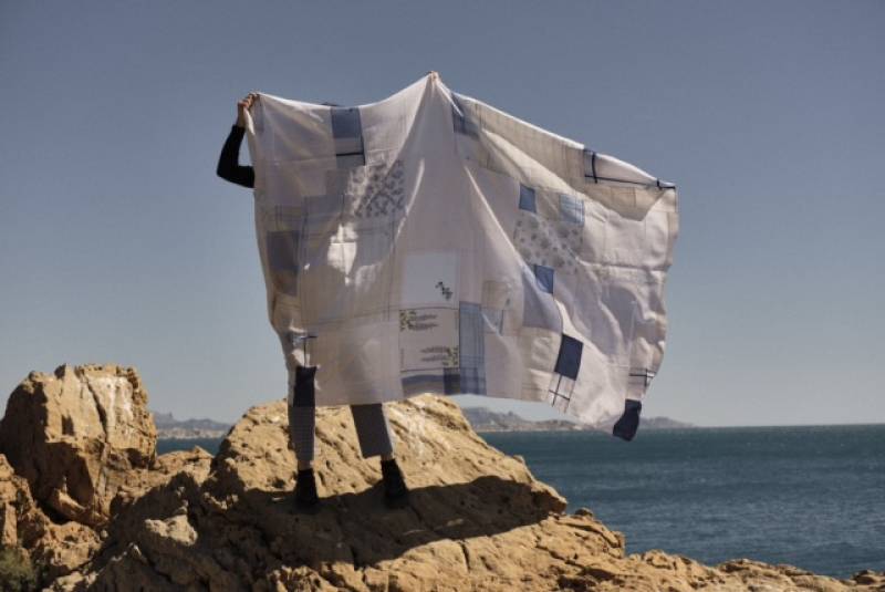 Rideau en patchwork de mouchoirs recyclés, pièce unique, chez Maison Mirbel à Marseille.