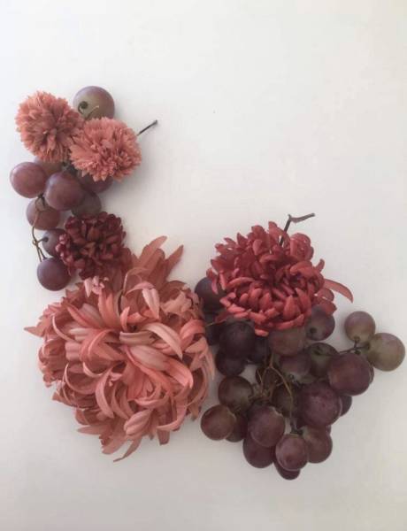 Fleurs en soie teintées artisanalement avec des plantes devenant d'élégantes broches ou barrettes, chez Maison Mirbel à Marseille.